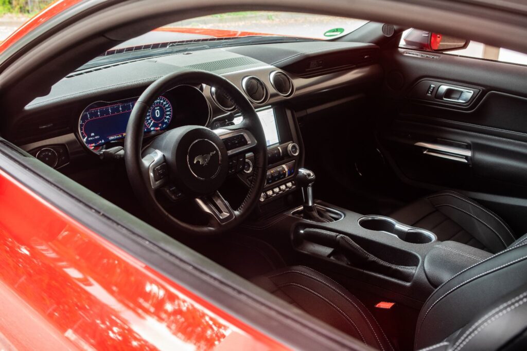 Ford Mustang Mach 1 - Interior 2